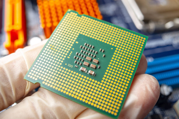 Microprocessore chip nelle mani di un ingegnere tecnico per i computer. Microchip di alta tecnologia e riparazione
 - Foto, immagini