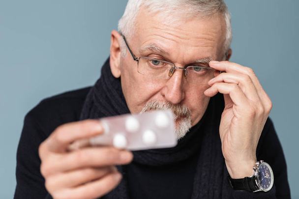 Close up old handsome man with gray hair and beard in eyeglasses - Foto, immagini