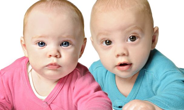 Мальчик-близнец и девочка на белом фоне
 - Фото, изображение
