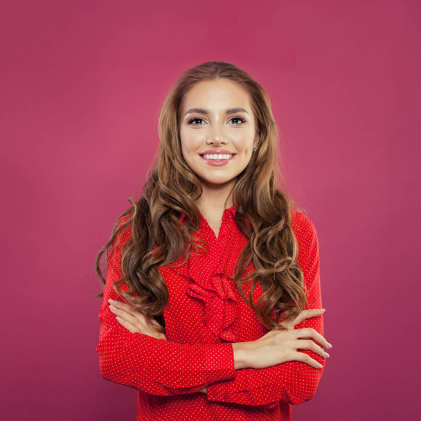 Kırmızı bluz mutlu genç gülümseyen kadın portresi - Fotoğraf, Görsel