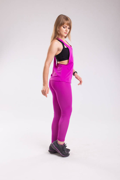 Beautiful young sporty fitness model. Side profile view of fitne - Zdjęcie, obraz