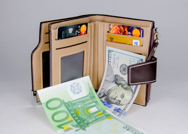 銀行のカードや紙幣と男性レザー折財布ドルとユーロ - 写真・画像