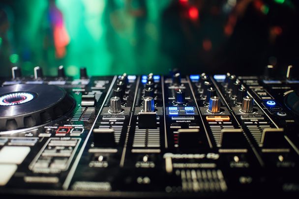 Panel controlador DJ encendido para música profesional y sonido
 - Foto, Imagen