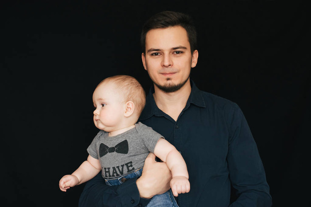 Молодой кавказский отец с малышом
 - Фото, изображение