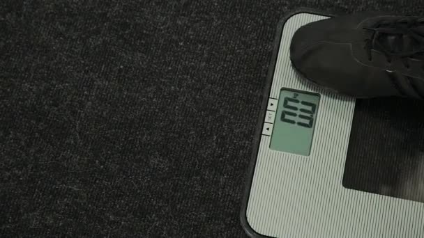 Kövér ember megmérik a mérleg az edzőteremben. - Felvétel, videó