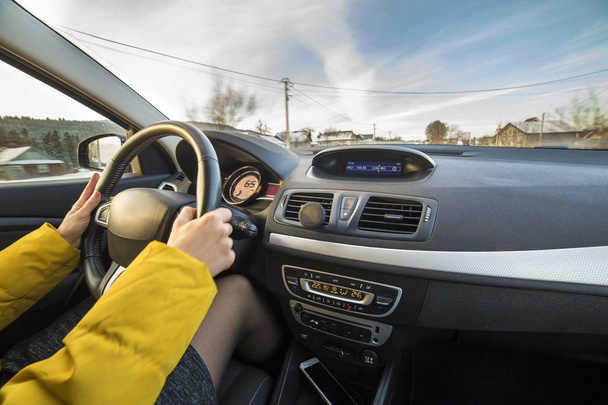 Interior del coche moderno con las manos del conductor femenino en el volante
,  - Foto, Imagen