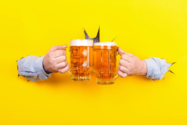 Gläser mit Bier klirren - Foto, Bild
