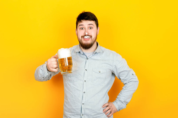 чоловіче пиво і піна
  - Фото, зображення