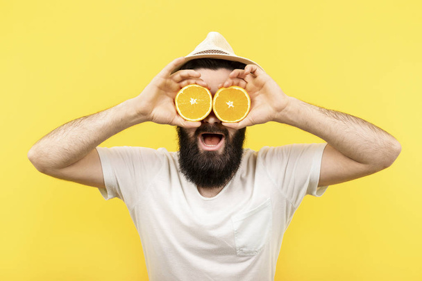 uomo con frutta arancione
 - Foto, immagini
