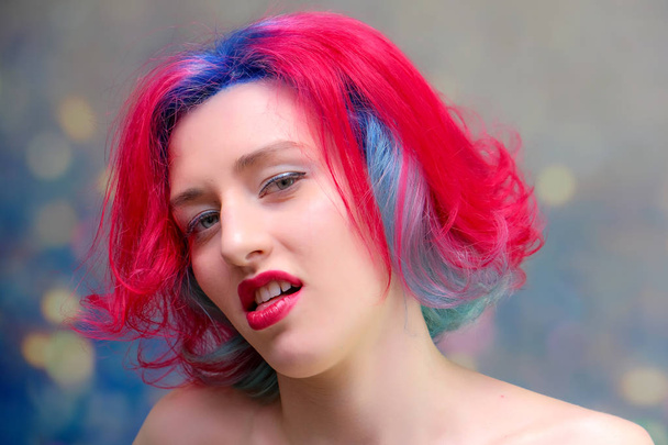 Mujer modelo de alta moda con el pelo multicolor posando en el estudio, retrato de una hermosa chica sexy con un maquillaje de moda
 - Foto, imagen