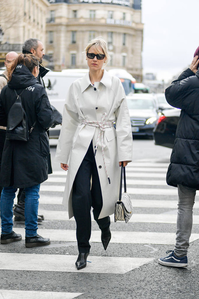 Paris Fashion tydzień Odzież damska jesień/zima 2019-2020 ulicy Przyciągaj w Paryż, Francja. - Zdjęcie, obraz