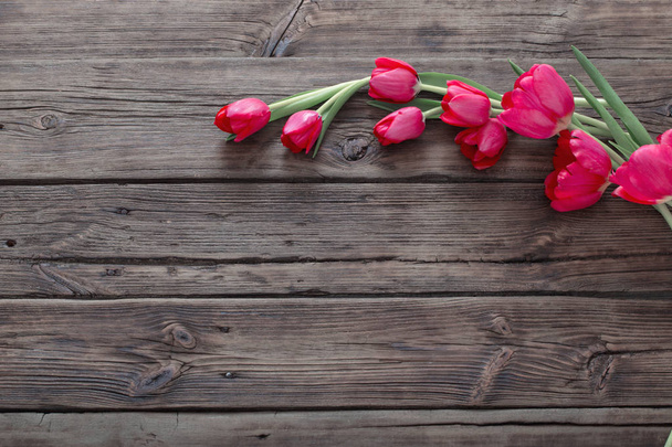 czerwone tulipany na ciemnym drewnianym tle - Zdjęcie, obraz
