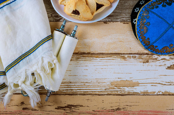 Żydowskie purim hamantaschen domowe ciasteczka z purim maski i purim tałesie i kippah - Zdjęcie, obraz