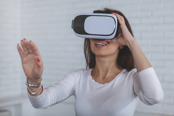 Jonge vrouw met 3d virtual reality bril - Foto, afbeelding