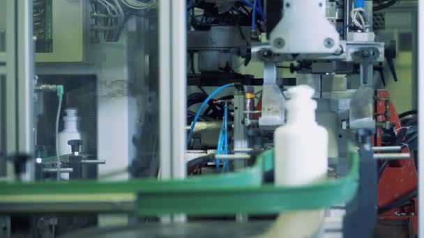 Valkoisten muovipullojen pohjat leikataan mekanismilla
 - Materiaali, video