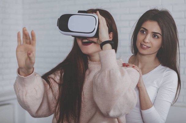 3D sanal gerçeklik gözlüklü genç kadın - Fotoğraf, Görsel