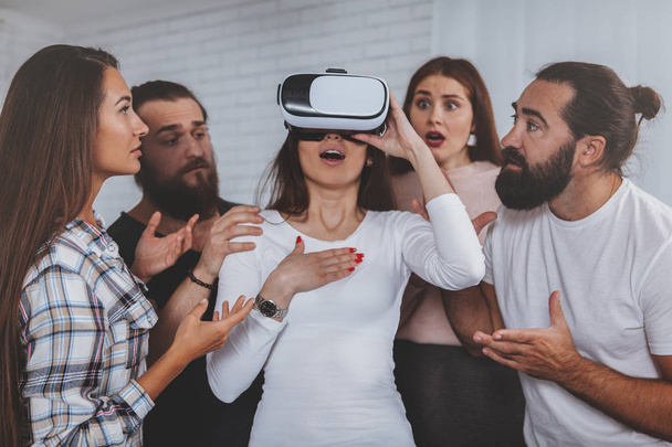 Девушка в 3D очках виртуальной реальности
 - Фото, изображение