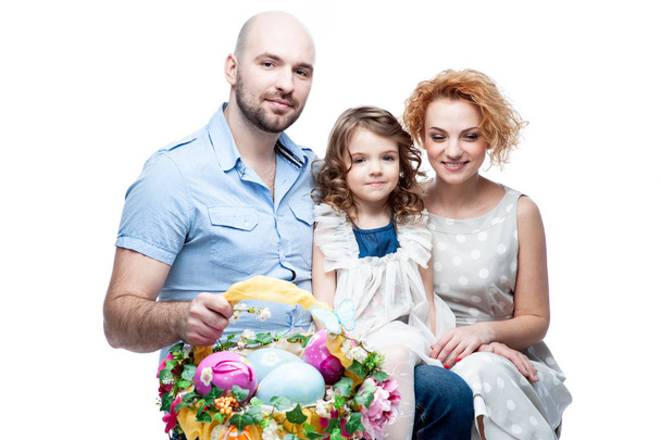 Ouders en dochter bedrijf mand met paaseieren  - Foto, afbeelding