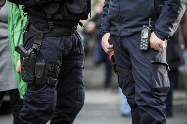 Détails du kit de sécurité de deux policiers anti-émeute
 - Photo, image