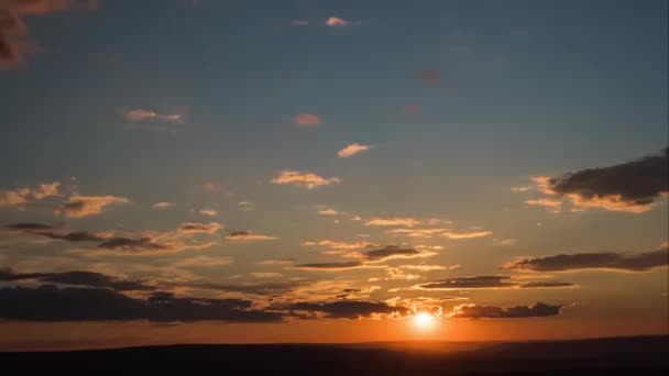 Zeitraffer des Sonnenuntergangs mit blauem Himmel und Wolken - Filmmaterial, Video