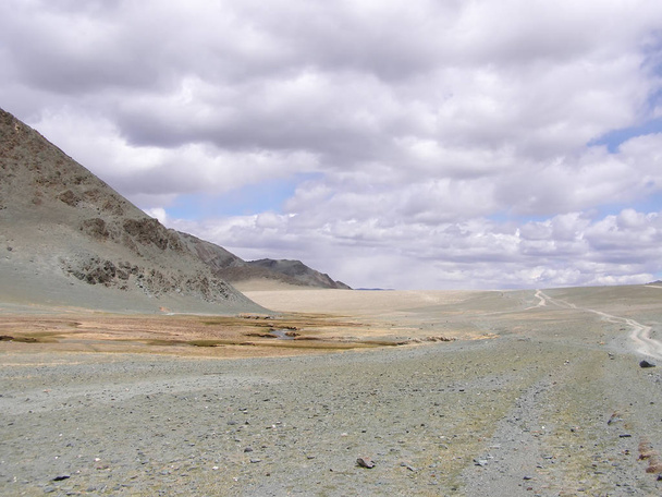 Mongoolse natuurlijke landschappen, omgeven door bergen en rotsen - Foto, afbeelding