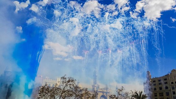 A nap folyamán egy Mascleta Fallas kirúgták tűzijáték. - Fotó, kép