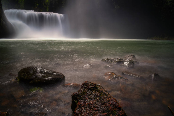 Las majestuosas cascadas en la selva tropical - Foto, Imagen