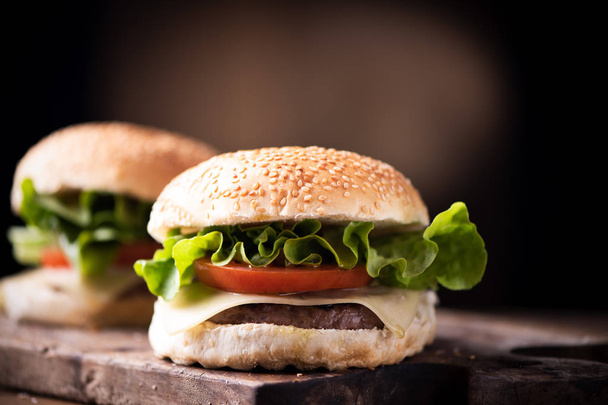 Huisgemaakte Hamburger op houten achtergrond. - Foto, afbeelding