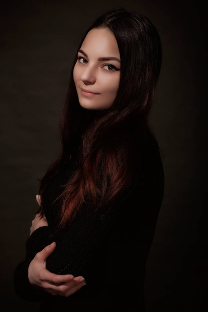 schöne russische junge weibliche Brünette Modell grauen Hintergrund - Foto, Bild