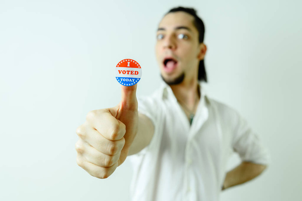 Man met sticker hebben gestemd op de dag van de verkiezingen, geïsoleerd op wit - Foto, afbeelding