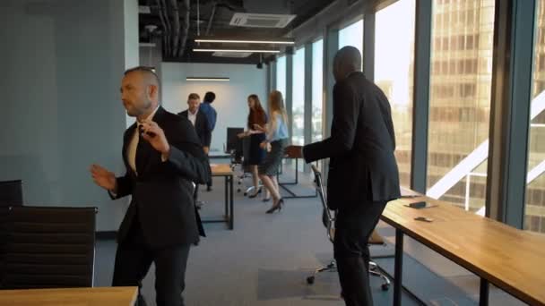 kaukasische und afrikanisch-amerikanische Geschäftsleute tanzen im Co-Working Office - Filmmaterial, Video