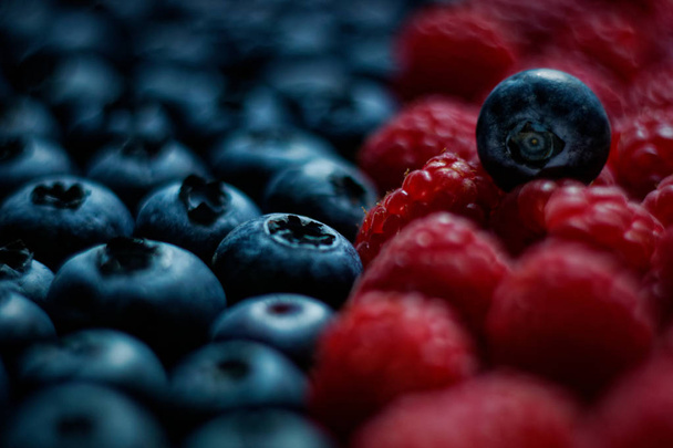 Raspberries and blueberries close up - Фото, зображення