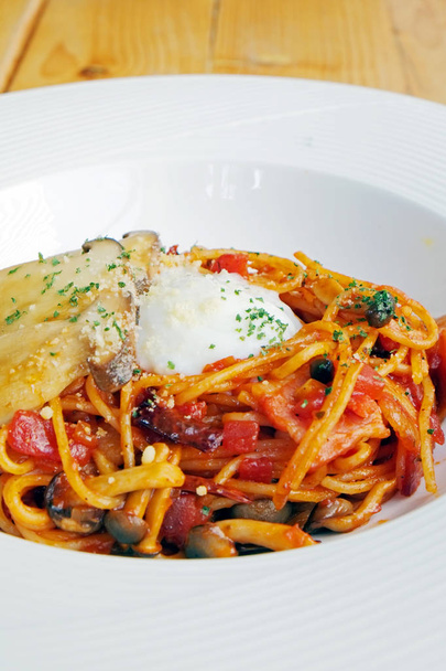 Espaguetis en salsa de tomate con tocino y champiñones
. - Foto, imagen