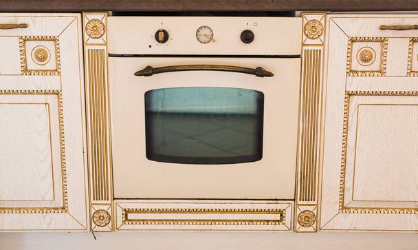 Концепция интерьера и дома - винтажный стиль электрическая печь на кухне
 - Фото, изображение