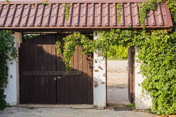 Exterior e casa de campo - Portões e Drive de uma propriedade rural
 - Foto, Imagem