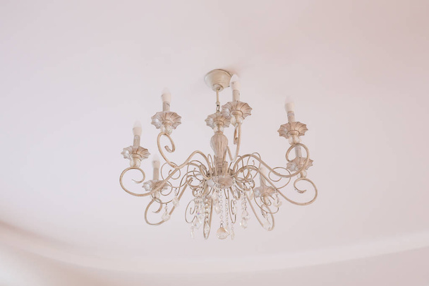 Koncept interiéru a lampy - Bílý lustr ve stylu vintage - Fotografie, Obrázek