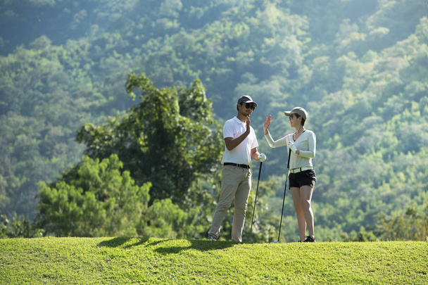 Muž a žena hrát golf na krásné přírodní golfové hřiště - Fotografie, Obrázek