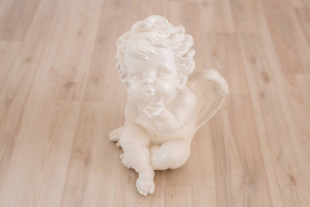 figurku a interiér konceptu - bílý keramický anděl - Fotografie, Obrázek