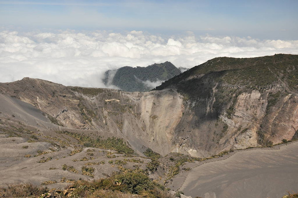 Vulcano Irazu in Costa Rica. Cratere in nuvole con barriere protettive. Frammenti di lava e pomice
. - Foto, immagini
