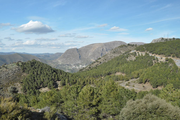 Serra Nevada, no sul da Espanha, perto de Pradollano. Picos cobertos de neve
. - Foto, Imagem