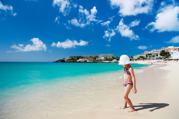 Adorable little girl at tropical white sand beach - Foto, Imagen