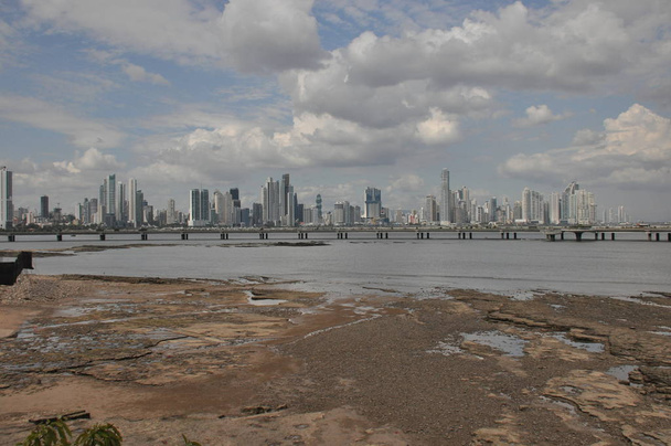 Pasifik kıyısında yüksek gökdelenler ve liman ile Panama şehir - Fotoğraf, Görsel