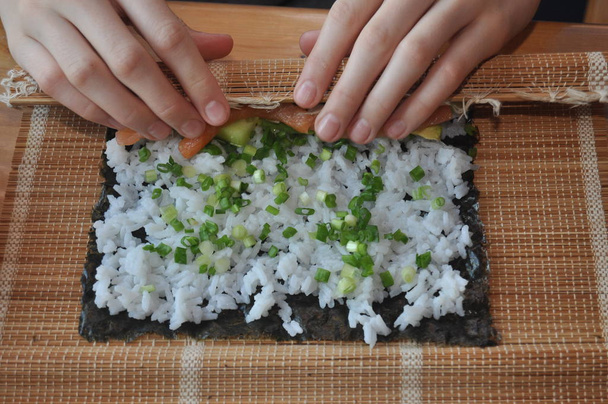 Sushia. Herkullinen ateria kalan, riisin ja ravintolisien kanssa, valmistettu kotona
. - Valokuva, kuva