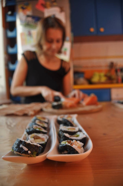 Sushi. Deliciosa comida con pescado, arroz y suplementos, preparada en casa
. - Foto, imagen