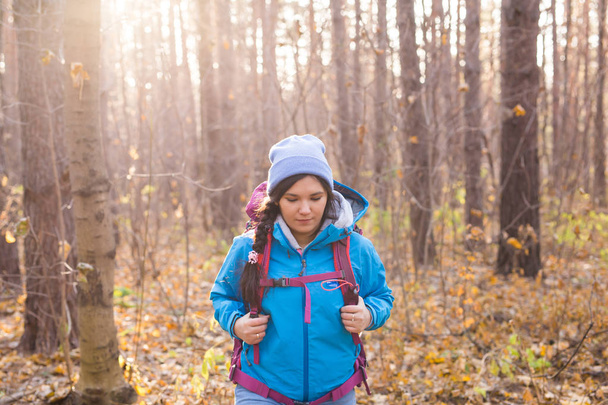 seikkailu, matkailu, vaellus ja ihmiset käsite - Houkutteleva hymyilevä turisti nainen kävelee paksu metsä
 - Valokuva, kuva