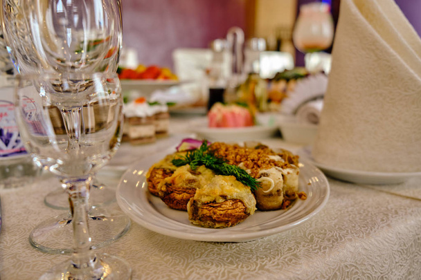 Slavnostní jídlo na stole. Koláž různých jídel v restauraci. Koncept zdravého stravování a diety - Fotografie, Obrázek