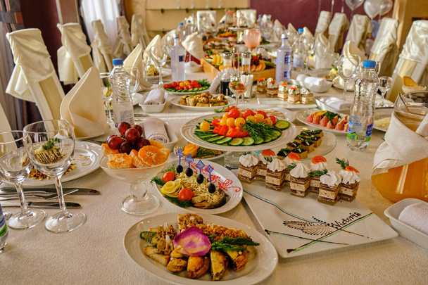 Pöydällä on juhlavaa ruokaa. Kollaasi eri ruokaa ravintolassa. Terveellisen ruokavalion ja ruokavalion käsite
 - Valokuva, kuva