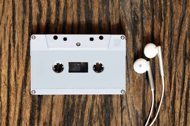 Fotografía aérea de cinta de cassette de audio antigua retro con auriculares
  - Foto, Imagen