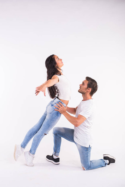 Casal apaixonado dançando social danse kizomba ou bachata ou semba ou taraxia no fundo branco
 - Foto, Imagem