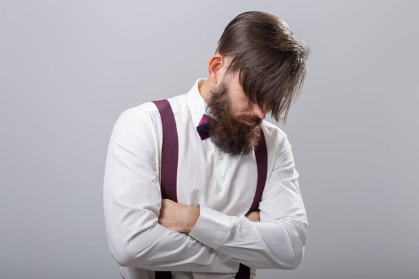 Люди, стиль и концепция моды - Портрет бородатого мужчины, одетого в белую рубашку на сером фоне
 - Фото, изображение